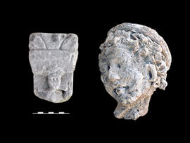 
"Dharih" Une étape nabatéenne au nord de Pétra (Jordanie). Stucs et stèles, figures et cornes. Fragment de minuscule autel votif à cornes, marbre. Relief de tête féminine, calcaire (décor interne du temple)
