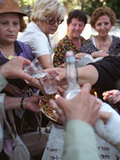 
Itinéraires de Belleville à Djerba de femmes juives tunisiennes vivant en France. Photographie et anthropologie. Zyara, cimetière de Tunis

