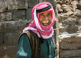 
Hommage à l'hospitalité syrienne. Portrait d'homme. Rire du bédouin qui se rend compte qu'il a plus d'or dans sa bouche que les archéologues dans leurs fouilles (Région de Souweida, Syrie du Sud)
