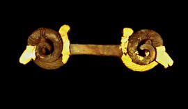
La tombe d'un prince scythe (Kazakhstan), les objets d'art scythe. Barrette de mors aux mouflons. Cette pièce de harnachement était sur le même cheval que la pendeloque au mouflon. Les barrettes ou ailes de mors étaient fixées dans des anneaux aux extrémités du mors, à l'extérieur de la bouche du cheval. Les brides en cuir de la têtière s'y rattachaient
