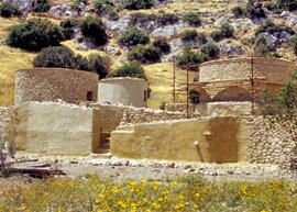 
Reconstitution de l'habitat néolithique à Khirokitia (Chypre). Vue générale des reconstitutions en cours de travaux. Au premier plan, la réplique du dispositif d’accès au village
