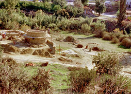 
Reconstitution de l'habitat néolithique à Khirokitia (Chypre). Les reconstitutions en cours de travaux
