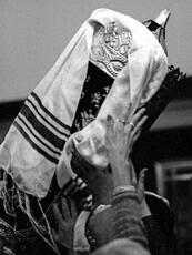 
Itinéraires de Belleville à Djerba de femmes juives tunisiennes vivant en France. Photographie et anthropologie. Sefer Torah, fête Hanoukkah dite des lumières
