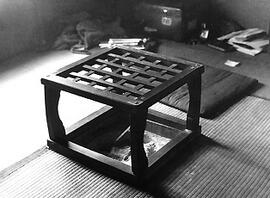 
Le Japon de 1937 à 1939 vu par André Leroi-Gourhan, dans un intérieur domestique, un système traditionnel de chauffage. Le cadre de la couverture sur le foyer
