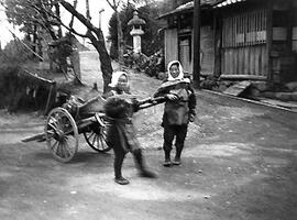 
Le Japon de 1937 à 1939 vu par André Leroi-Gourhan, la vie agricole. Une charrette et des femmes à Ohara, village suburbain au nord de Kyoto
