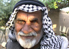 
Hommage à l'hospitalité syrienne. Portrait d'homme. Noblesse naturelle et pointe d'humour du bédouin de l'Euphrate (Tell Qsoubi, Moyen Euphrate, Syrie)

