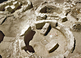 
Reconstitution de l'habitat néolithique à Khirokitia (Chypre). Elément d'habitation (diamètre int. : 3 m). Le mur modelé est percé de trois niches-lucarnes et d’une porte. Aménagement : plate-forme, muret de partition et foyer
