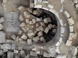 
"Dharih" Une étape nabatéenne au nord de Pétra (Jordanie). Du bétyle d’al-Uzza à la chapelle de la Theotokos. 1996. Blocs, chus sur les dalles, de la voûte en cul-de-four de l’abside de l’église installée dans la salle médiane du temple
