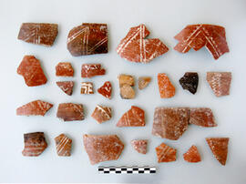 
Recherches franco-bulgares sur le site néolithique de Kovacevo en Bulgarie. Le matériel archéologique. Fragments de céramique peinte provenant d'un bâtiment du début du Néolithique ancien du secteur K
