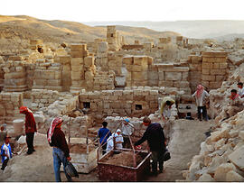
"Dharih" Une étape nabatéenne au nord de Pétra (Jordanie). Du bétyle d’al-Uzza à la chapelle de la Theotokos. 1999. Fouille devant le temple. L’inspecteur Mallette, les travailleurs Tafiliotes « keffié-rouge » et les bennes sont sur le XVIIIè siècle ; les fouilleuses « keffié-blanc », dans les maisons VIè-IXè siècles. Derrière, la façade, vers 100 p.C.
