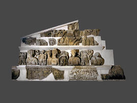 
"Dharih" Une étape nabatéenne au nord de Pétra (Jordanie). Du bétyle d’al-Uzza à la chapelle de la Theotokos. 2002. Exposition à l’Hôtel de Ville d’Amman : partie gauche, reconstituée, du couronnement de la façade du temple. Architrave à rinceaux peuplés, frise au Zodiaque, fronton aux centaures marins
