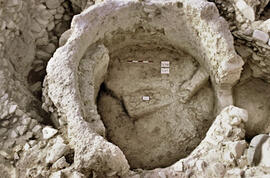
Reconstitution de l'habitat néolithique à Khirokitia (Chypre). Elément d'habitation (diamètre int. : 2 m). Le mur est « modelé » , la proportion de terre est très importante, les pierres jouent un rôle d’armature. La porte se situe à droite. Aménagement : plate-forme, muret de partition et foyer
