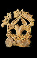 
La tombe d'un prince scythe (Kazakhstan), les objets d'art scythe. Plaque pendentif sculptée, Les détails sont bien visibles car cette vue priviligie la plaque en bas-relief qui montre les deux têtes d'élans divergentes, aux immenses oreilles (comparer aux bois) et le corps aux pattes repliées de l'élan sans sa tête
