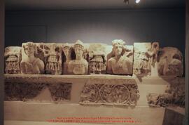 Blocs de la frise de la façade du temple