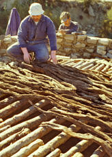 
Reconstitution de l'habitat néolithique à Khirokitia (Chypre). Pour les voliges, les maçons ont utilisé des branchages secs ramassés dans les collines
