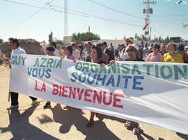 
Itinéraires de Belleville à Djerba de femmes juives tunisiennes vivant en France. Photographie et anthropologie. Début du pèlerinage face à l'entrée de la synagogue, île de Djerba, Tunisie
