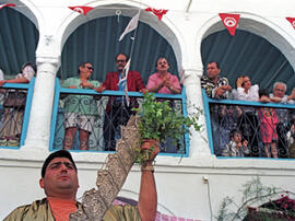 
Itinéraires de Belleville à Djerba de femmes juives tunisiennes vivant en France. Photographie et anthropologie. Vente aux enchères, caravansérail, île de Djerba, Tunisie
