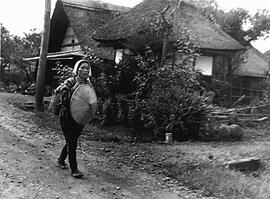 
Le Japon de 1937 à 1939 vu par André Leroi-Gourhan, les costumes. Une femme rentrant de la cueillette à Ninokura, village situé à 1 km sud-ouest de Kashiwabara, Nagano
