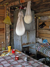 
Du sel et des hommes : approches ethnoarchéologiques. La Moldavie. Séchage des fromages imprégnés de saumure à la bergerie
