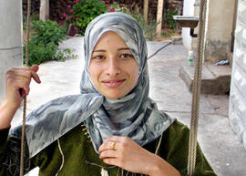 
Hommage à l'hospitalité syrienne. Portrait de femme. Bosra et la petite tailleuse ou la fiancée sur la balançoire (Bosra, Syrie du Sud)
