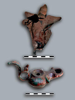 
"Dharih" Une étape nabatéenne au nord de Pétra (Jordanie). Stucs et stèles, figures et cornes. Lampe à huile à cornes, en tête de taureau (céramique : importation d’Italie, fin du Ier s. p.C.). Lampe à huile, bronze, production orientale, fin Ier-début IIè s. p.C
