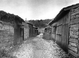 
Le Japon de 1937 à 1939 vu par André Leroi-Gourhan, l'architecture rurale. Une rue dans un village de pêcheurs, à Aïkawa, île de Sado, Niïgata
