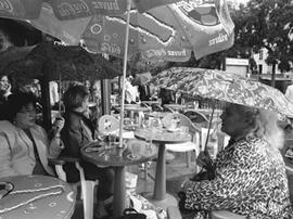 
Itinéraires de Belleville à Djerba de femmes juives tunisiennes vivant en France. Photographie et anthropologie. Terrasse extérieure du Café La Vielleuse, Belleville
