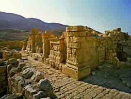 
"Dharih" Une étape nabatéenne au nord de Pétra (Jordanie). Du bétyle d’al-Uzza à la chapelle de la Theotokos. 2001. La façade et l’avant de l’esplanade du temple ont été dégagés de leur gangue de maisons altimédiévales
