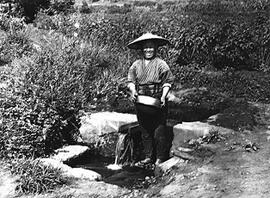 
Le Japon de 1937 à 1939 vu par André Leroi-Gourhan, les costumes. Une femme lavant son riz dans une canalisation, village de Nojiri , Nagano
