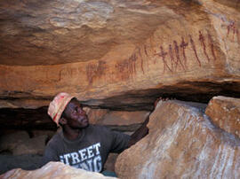 
Des peintures rupestres d'Afrique Australe. Namibie. Les figures peintes en rouge se trouvent dans la partie supérieure de la paroi du fond
