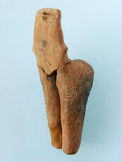 
Recherches franco-bulgares sur le site néolithique de Kovacevo en Bulgarie. Le matériel archéologique. Figurine féminine en terre cuite (hauteur : 13,2 cm)
