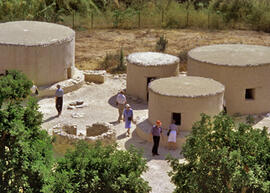 
Reconstitution de l'habitat néolithique à Khirokitia (Chypre). Vue générale des reconstitutions : l’élément architectural de base est une construction de plan circulaire. Plusieurs éléments regroupés autour d'un espace non couvert constituent la maison

