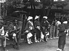 
Le Japon de 1937 à 1939 vu par André Leroi-Gourhan, les costumes. Paysannes du nord de la ville devant le temple shintoïste de Kitano, ville de Kyoto
