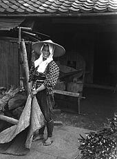 
Le Japon de 1937 à 1939 vu par André Leroi-Gourhan, les costumes. Une paysanne avec un tapis en paille du riz (mushiro) à Arashiyama, banlieue de la ville de Kyoto

