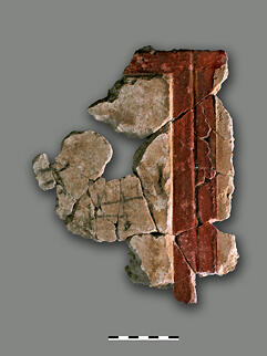 
"Dharih" Une étape nabatéenne au nord de Pétra (Jordanie). Stucs et stèles, figures et cornes. Fragment de panneau stuqué, décor d’une pièce d’angle du temple. Graffiti arabes de haute époque islamique
