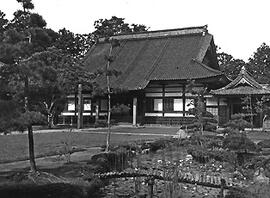
Le Japon de 1937 à 1939 vu par André Leroi-Gourhan, l'architecture religieuse. Le bâtiment central du temple bouddhiste de Myosenji à Aïkawa, île de Sado, Niïgata
