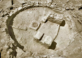 
Reconstitution de l'habitat néolithique à Khirokitia (Chypre). Elément d'habitation (diamètre int. : 4,5 m). Mur de pierres. Les deux piliers, décentrés, supportaient vraisemblablement une soupente. Aménagement : plate-forme et foyer
