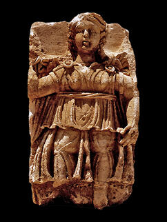 
"Dharih" Une étape nabatéenne au nord de Pétra (Jordanie). Stucs et stèles, figures et cornes. Victoire courtaude et dodue, mais portant couronne, intercalée entre deux signes zodiacaux
