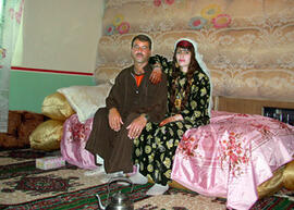 
Hommage à l'hospitalité syrienne. Scène de la vie intime. Portrait du gardien du site de Halabiyeh en compagnie de son épouse, au lendemain de leurs noces (Moyen Euphrate, Syrie)
