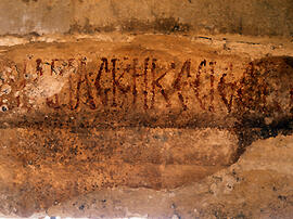 
"Dharih" Une étape nabatéenne au nord de Pétra (Jordanie). Du bétyle d’al-Uzza à la chapelle de la Theotokos. Fragment de l’inscription grecque peinte sur l’arc frontal de l’abside. On lit ici …MAPIACKEIKECIAIC… « Par les intercessions de la très glorieuse Mère de Dieu Marie et les supplications des Saints… »
