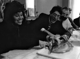 
Itinéraires de Belleville à Djerba de femmes juives tunisiennes vivant en France. Photographie et anthropologie. La coupe du poisson par les jeunes mariés, Paris XIXe
