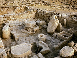
"Dharih" Une étape nabatéenne au nord de Pétra (Jordanie). Maisons et huileries, hôtellerie et tombeau. Une huilerie du village, telle que détruite entre 100 et 150 p.C.
