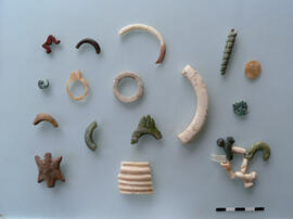 
Recherches franco-bulgares sur le site néolithique de Kovacevo en Bulgarie. Le matériel archéologique. Pendentifs, bagues, anneaux et bracelets en coquillage, marbre, néphrite et terre cuite...
