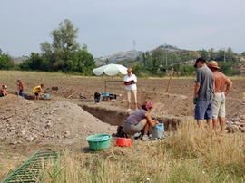 
Recherches franco-bulgares sur le site néolithique de Kovacevo en Bulgarie. L'Equipe. Fouille du sondage 9 de l'autre côté de la route en été 2005
