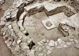 
Reconstitution de l'habitat néolithique à Khirokitia (Chypre). Elément d'habitation (diamètre int. : 5 m). Mur composite, associant un anneau de pierres et un anneau de briques. Aménagement : banquette, plate-forme en U et foyer
