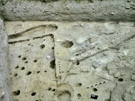 
Recherches franco-bulgares sur le site néolithique de Kovacevo en Bulgarie. Les structures. Deux plans de bâtiments sans vides sanitaires du Néolithique le plus ancien. Du bâtiment à droite sont conservées les concrétions carbonatées de plusieurs planchers superposés
