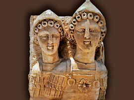 
"Dharih" Une étape nabatéenne au nord de Pétra (Jordanie). Stucs et stèles, figures et cornes. Haut-relief aux Dioscures, dans la frise au Zodiaque. Castor et Pollux représentent ici les Gémeaux
