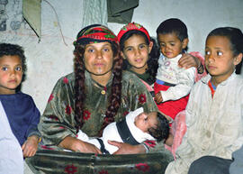 
Hommage à l'hospitalité syrienne. Portrait de famille (Moyen Euphrate, Syrie)
