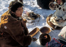 
Vivre avec les rennes. Aspects symboliques. Préparation d’une soupe de sang lors de l’abattage de printemps, consommé le dernier jour, lorsque apparaît le premier rayon du soleil. Région d’Atchaïvaïam, Nord Kamtchatka
