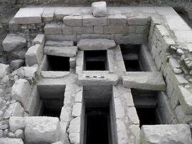 
"Dharih" Une étape nabatéenne au nord de Pétra (Jordanie). Maisons et huileries, hôtellerie et tombeau. La partie enterrée du tombeau monumental construit vers 110 p.C. Six puits…

